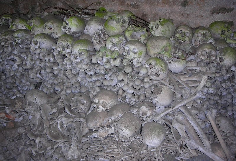 2011-06-16 10 Tregornan - Ossuaire.JPG